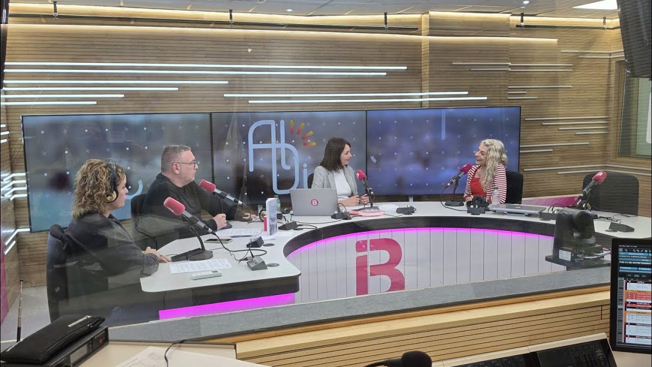 Roser Amills en el plató del Informatiu Balear de IB3 con Yolanda Ruiz