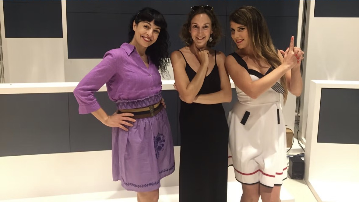 Roser Amills (izquierda), en el plató de TV3, con dos compañeras antes del estreno de Tarda oberta