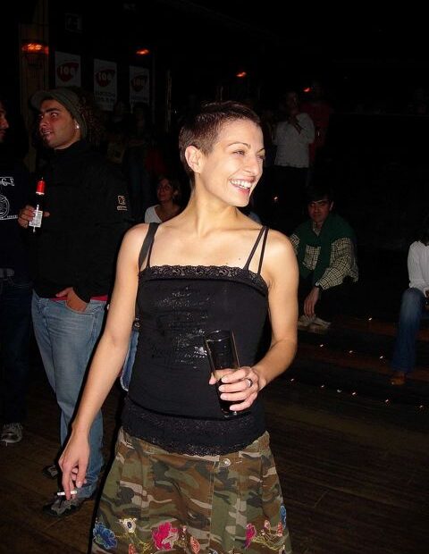 Roser Amills, sonriente y con el pelo muy corto, en una fiesta de prensa en 2005