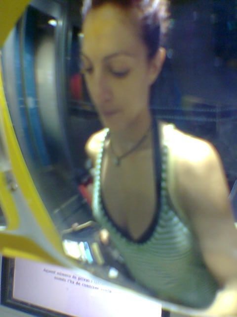 Roser Amills con los ojos cerrados dentro de un fotomatón, con una camiseta de tirantes a rayas