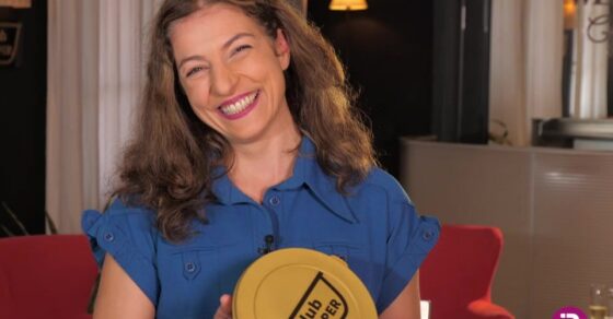 Roser Amills con el Tàper d'Or de El Club del Tupper, IB3 Televisió