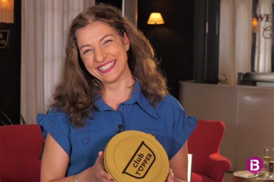 Roser Amills con el Tàper d'Or de El Club del Tupper, IB3 Televisió
