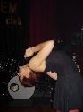 Roser Amills, con el pelo corto, se inclina hacia delante en el Harlem Jazz Club de Barcelona en 1999
