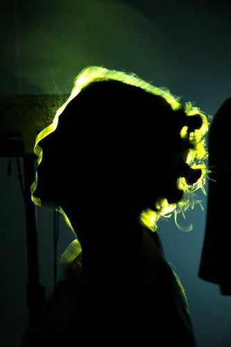 Silueta a contraluz de Roser Amills, con el pelo recogido