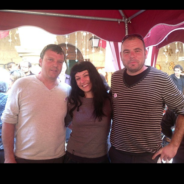 Roser Amills posa con dos lectores bajo la carpa de la Fira de la Mel de Arnes, el 26 de mayo de 2013