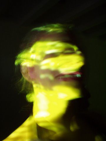 Roser Amills bailando en la penumbra, iluminada por una luz amarilla verdosa, en octubre de 2007 (1)