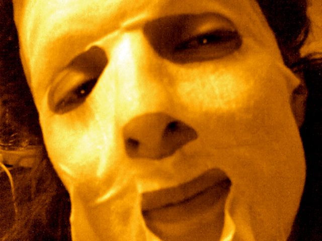 Roser Amills con una mascarilla facial blanca, en una foto de tono dorado, en 2008