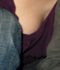 Primer plano del escote de Roser Amills con una camiseta morada