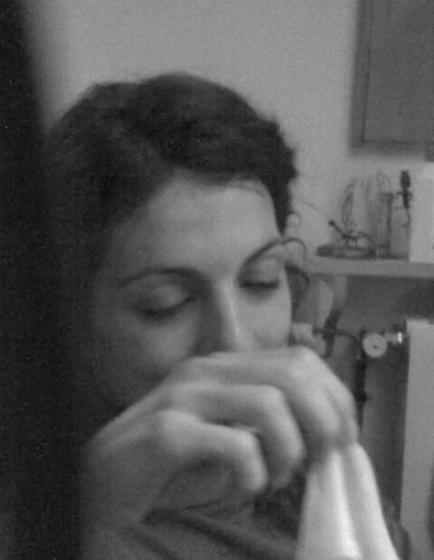 Roser Amills con los ojos cerrados y un pañuelo blanco entre las manos, en blanco y negro