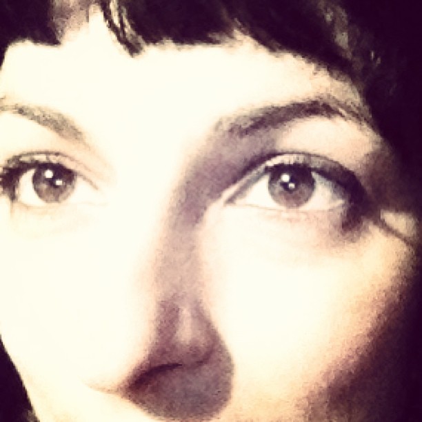 Primer plano de unos ojos oscuros con flequillo, en un selfi de Roser Amills