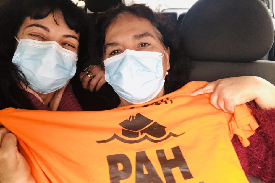 Roser Amills y una compañera de la PAH Mallorca muestran la camiseta naranja de la plataforma