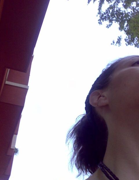 Roser Amills de perfil, con coleta, mirando al cielo en una calle de Barcelona, en abril de 2008