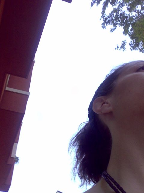 Roser Amills de perfil, con coleta, mirando al cielo en una calle de Barcelona, en abril de 2008