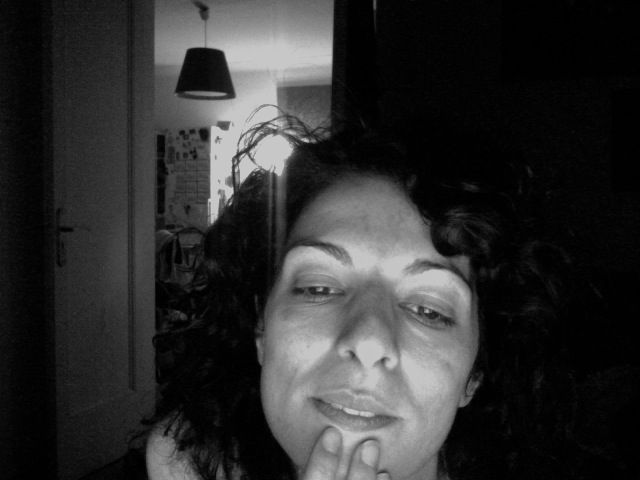 Retrato en blanco y negro de Roser Amills con la mano en la barbilla, en 2007