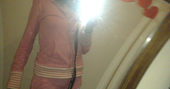 Roser Amills con pijama rosa, reflejada en un espejo con flash