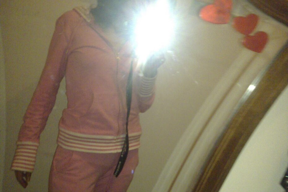 Roser Amills con pijama rosa, reflejada en un espejo con flash
