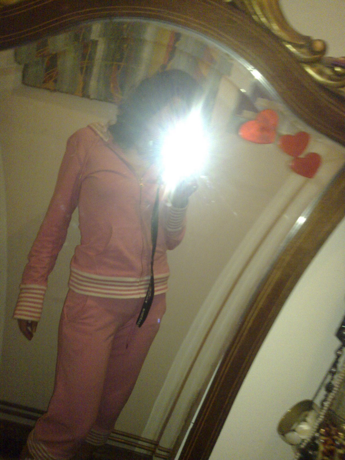 Roser Amills con pijama rosa, reflejada en un espejo con flash
