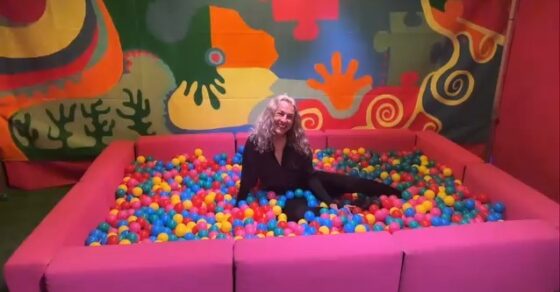 Roser Amills en la piscina de bolas del photocall del Festival de Literatura Expandida de Magaluf (FLEM 2024)