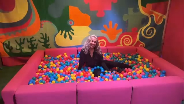 Roser Amills en la piscina de bolas del photocall del Festival de Literatura Expandida de Magaluf (FLEM 2024)