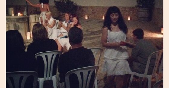 Roser Amills, vestida de blanco, lee un poema de Morbo en el recital colectivo de un agroturismo de Lloseta, 30 de junio de 2012