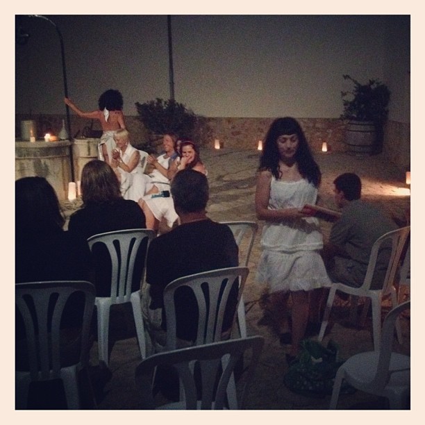 Roser Amills, vestida de blanco, lee un poema de Morbo en el recital colectivo de un agroturismo de Lloseta, 30 de junio de 2012