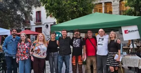 Roser Amills con los poetas del recital de Sant Jordi de Ona Mediterrània en la plaça de Cort de Palma, junto a la parada de dBalears (2026)