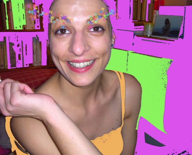 Roser Amills sonriente con el pelo muy corto, en una foto retocada en rosa, naranja y verde