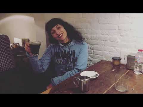 Fotograma del saludo en vídeo de Roser Amills, «¡Muy buenas tardes!»