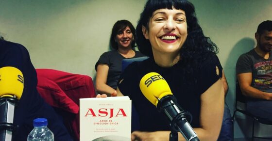 Roser Amills sonríe ante un micrófono de la SER, con un ejemplar de Asja sobre la mesa