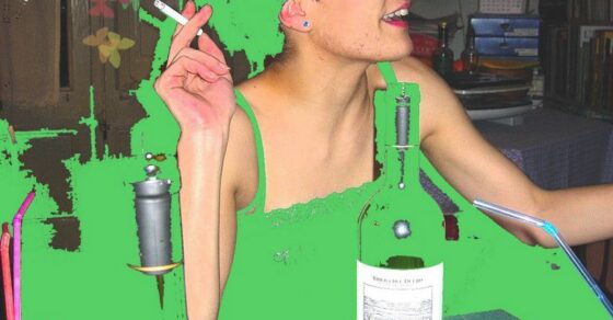 Roser Amills fumando en una sobremesa, con la ropa, el pelo y parte de la escena retocados en verde y mariposas de colores
