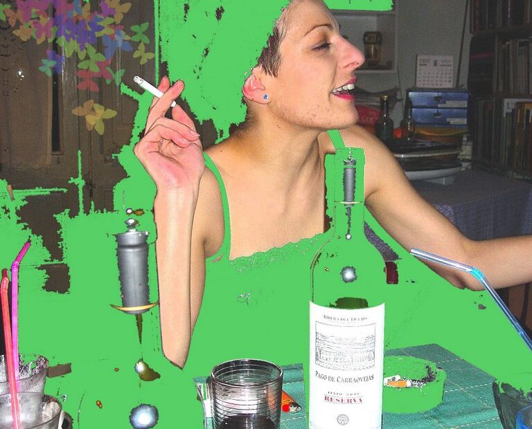 Roser Amills fumando en una sobremesa, con la ropa, el pelo y parte de la escena retocados en verde y mariposas de colores