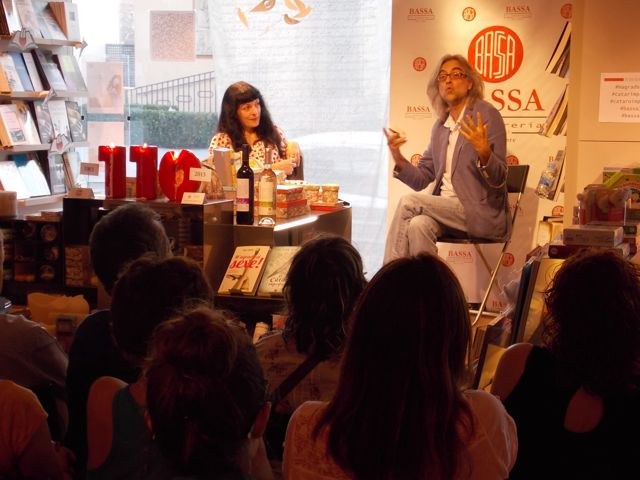 Roser Amills y Víctor Amela conversan ante el público en Bassa la papereria de Móra d’Ebre durante la doble presentación de M’agrada el sexe! y El càtar imperfecte, el 14 de junio de 2013