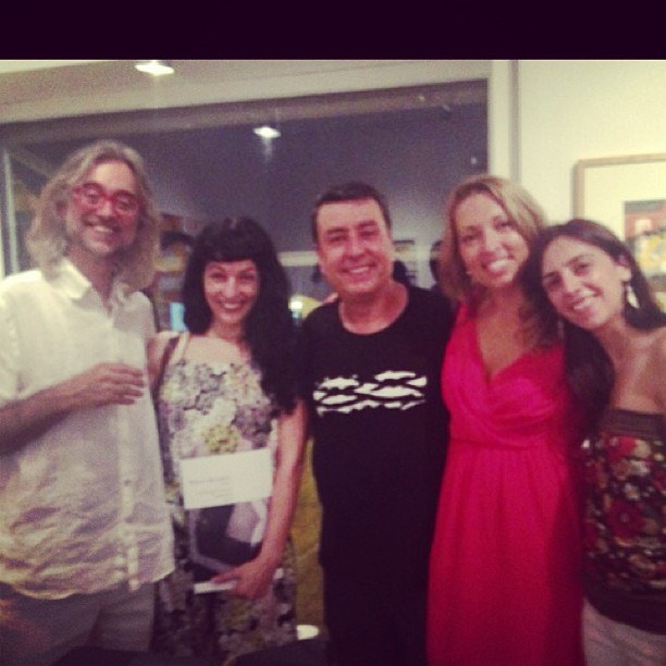 Roser Amills con Víctor Amela y otros asistentes la noche de la presentación de «El càtar imperfecte» en Llançà, agosto de 2013