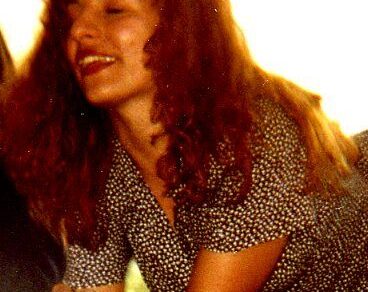 Roser Amills riendo, con melena pelirroja y vestido estampado, en la Vila Universitària de Bellaterra en 1992