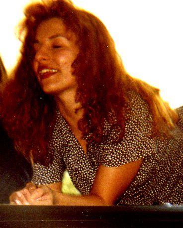 Roser Amills riendo, con melena pelirroja y vestido estampado, en la Vila Universitària de Bellaterra en 1992