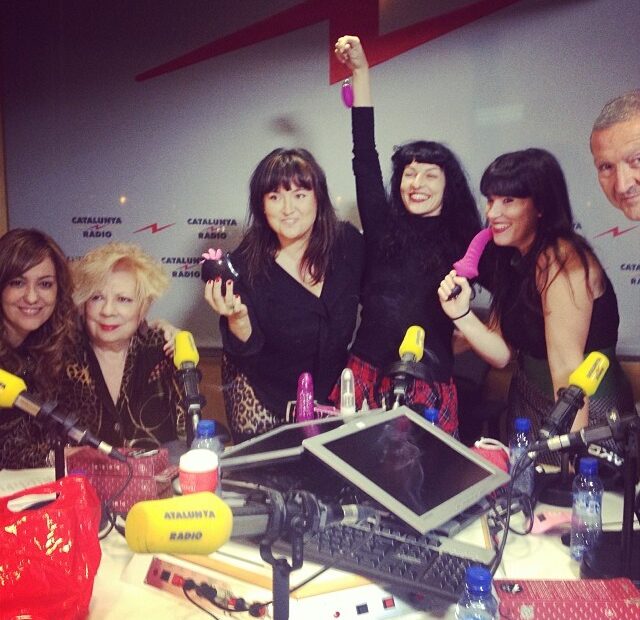 Cinco mujeres posan con juguetes eróticos alrededor de la mesa del estudio de Catalunya Ràdio
