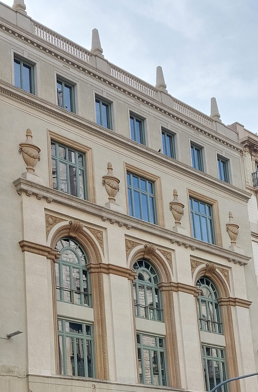 Fachada modernista del edificio del antiguo Teatro Elena Jordi, en Barcelona
