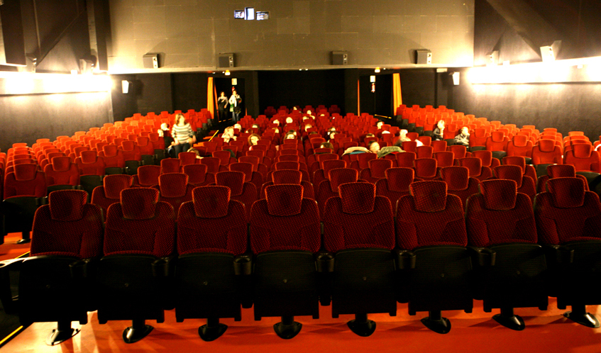 Platea buida d’una sala de cinema amb butaques vermelles