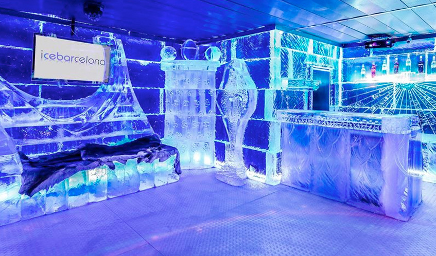 Interior de l’Icebarcelona, bar de gel il·luminat amb llums blaves