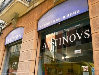 Façana de la llibreria cafè Antinous, a Barcelona
