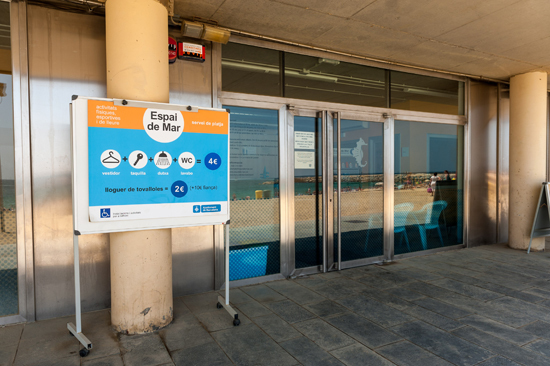 Entrada de l’Espai de Mar, a tocar de la platja
