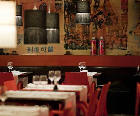 Menjador d’un restaurant amb taules parades i decoració oriental