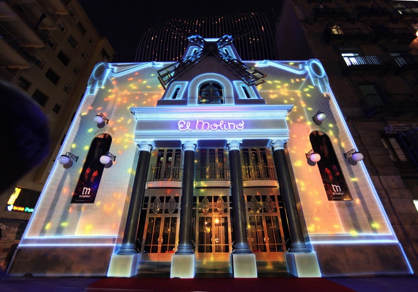 Façana il·luminada d’El Molino, al Paral·lel de Barcelona
