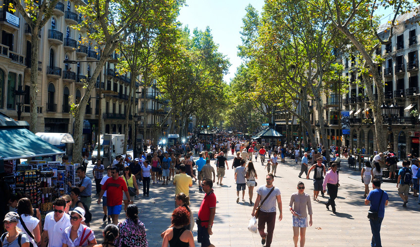 La Rambla de Barcelona plena de vianants sota els plàtans