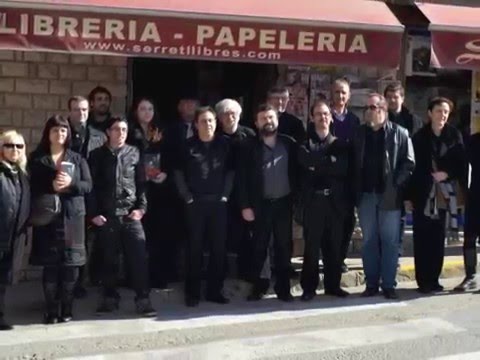 Grupo de autores de Un riu de crims delante de la Llibreria Serret, en Vall-de-roures