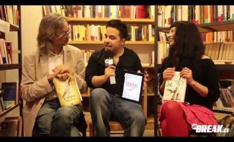 Víctor Amela, el entrevistador de Unbreak y Roser Amills, cada uno con su libro, en una librería durante la entrevista en vídeo