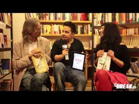 Víctor Amela, el entrevistador de Unbreak y Roser Amills, cada uno con su libro, en una librería durante la entrevista en vídeo