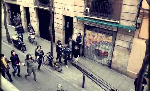 Fotograma del lip dub de Ventura Pons en la calle Verdi del barrio de Gràcia, Barcelona, con vecinos y actores