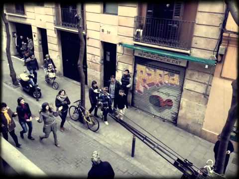 Fotograma del lip dub de Ventura Pons en la calle Verdi del barrio de Gràcia, Barcelona, con vecinos y actores