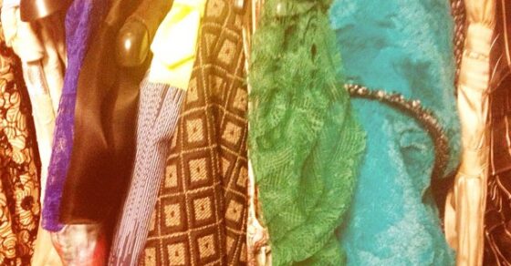 Vestidos colgados en perchas de la marca Josep Font